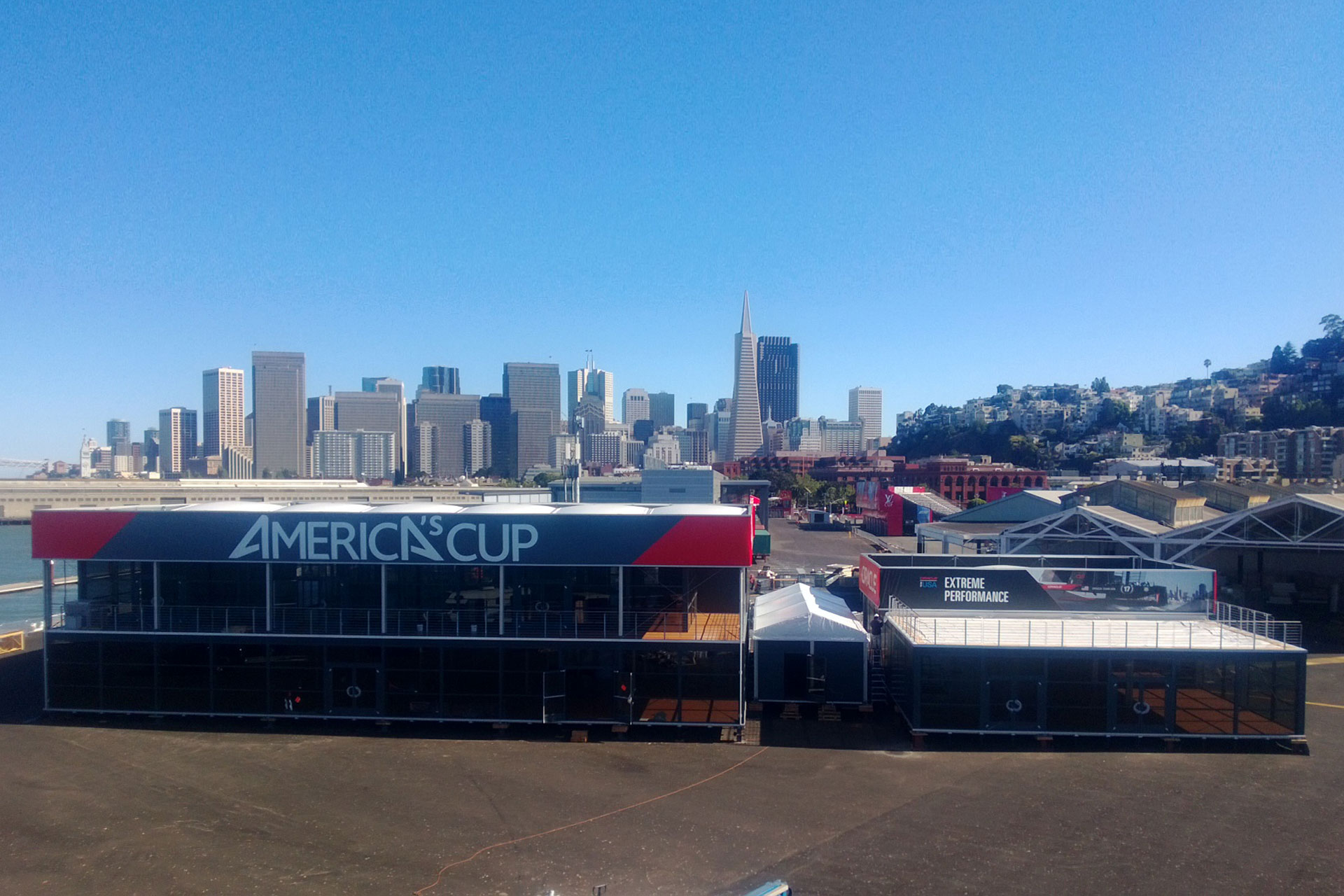 Doppelstockzelt auf Americans Cup mit Skyline im Hintergrund